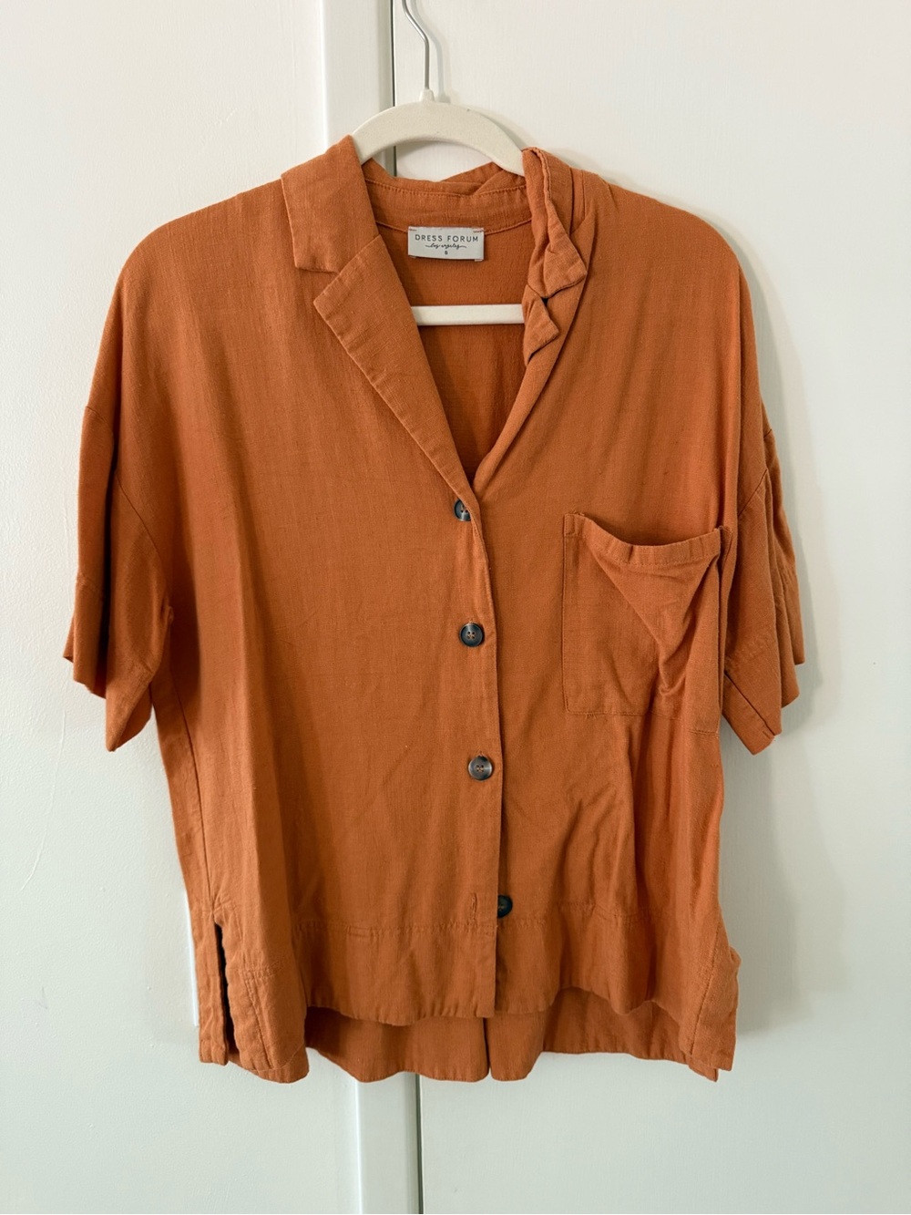 Dress Forum Men's Short Sleeve Button-Down Shirt in Rust Orange